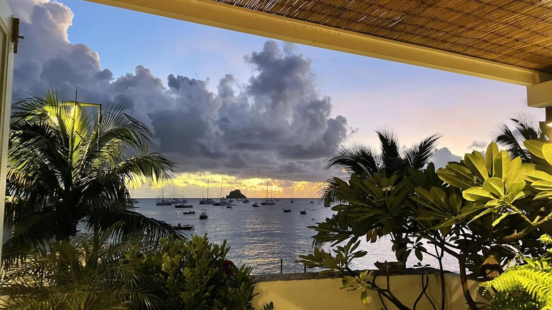 On The Beach , In Saint Barth... Mellow Mood Villa location